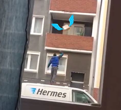 Hermes: Paketbote wirft Pakete auf Balkon – Video sorgt für